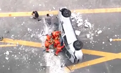 Ô tô điện Trung Quốc rơi từ tầng ba khi đang thử nghiệm, hai người thiệt mạng