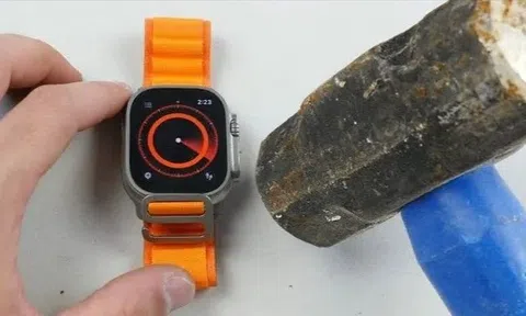 Dùng búa đập Apple Watch Ultra để thử độ bền
