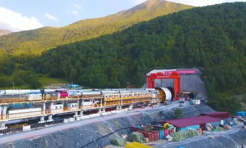 Đáng nể công nghệ hạ tầng Trung Quốc: Siêu máy 4.000 tấn đào hầm xuyên núi nhanh thần tốc, thời gian di chuyển giữa hai địa điểm từ 1 giờ chỉ còn 15 phút