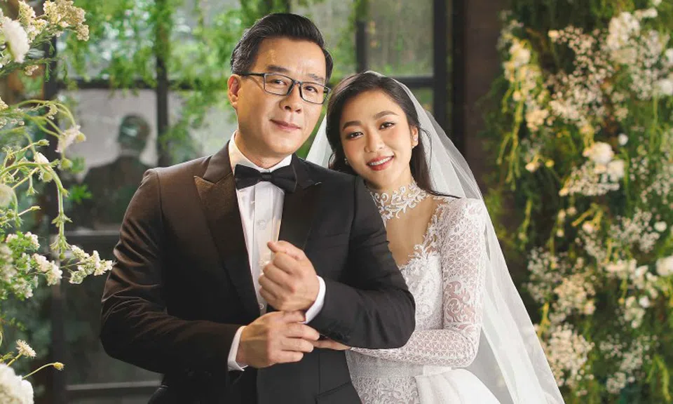 Ca sĩ Hà Thanh Xuân tung ảnh cưới lãng mạn với 'vua cá koi Việt Nam'
